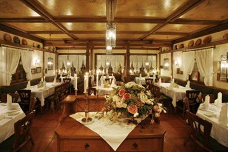 Hotel-Restaurant Esbach Hof Китцинген Екстериор снимка