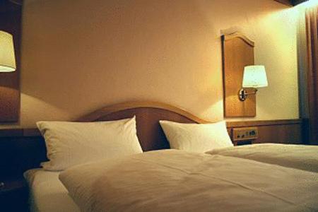 Hotel-Restaurant Esbach Hof Китцинген Екстериор снимка