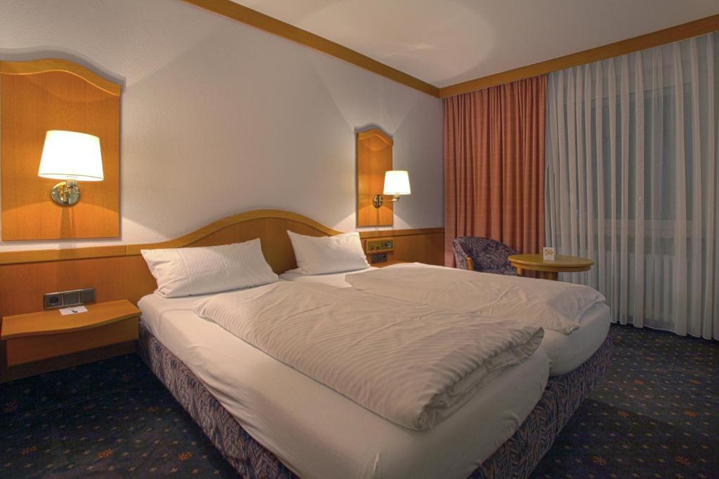 Hotel-Restaurant Esbach Hof Китцинген Екстериор снимка