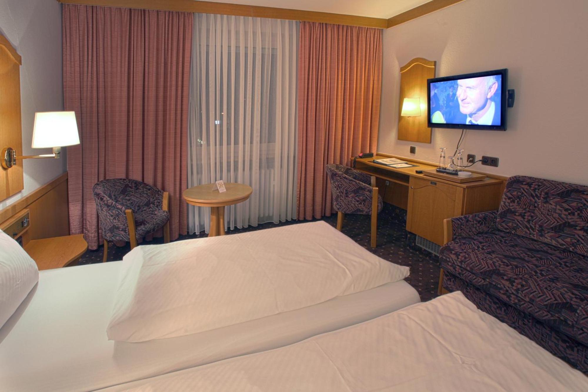 Hotel-Restaurant Esbach Hof Китцинген Екстериор снимка