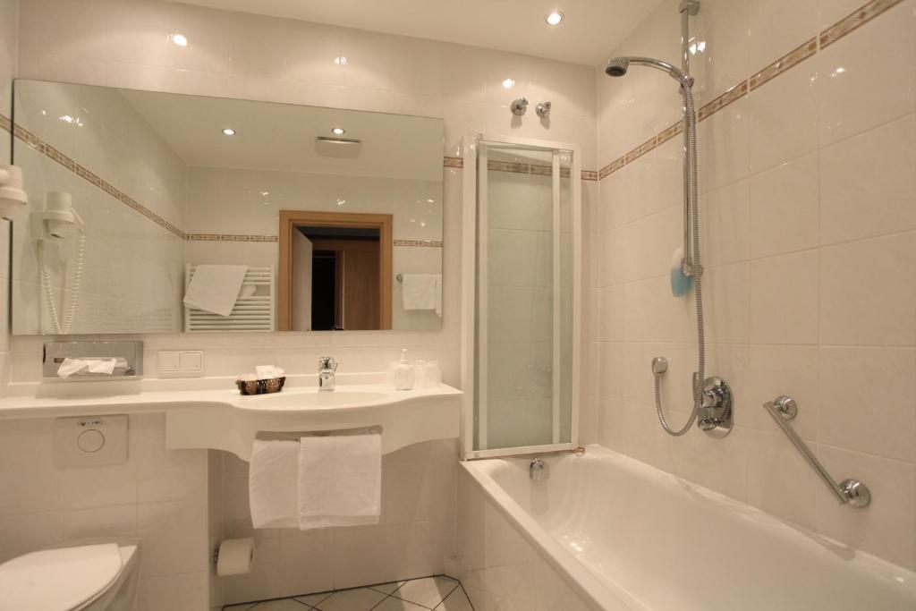 Hotel-Restaurant Esbach Hof Китцинген Екстериор снимка